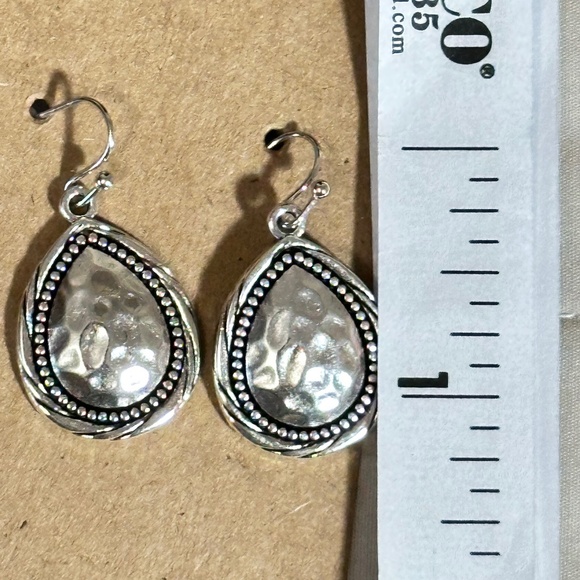 2/$20 Silver Tone Hammered Pear Shape Hook Earrings Retro NWOT - Picture 9 of 11